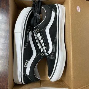 WORN ONCE - VANS Skateboarding | Skate Old School (Black & White)- Size 8M/10W
